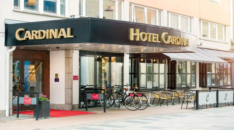 Växjön Clarion Collection Hotel Cardinalin sisäänkäynti ulkokalusteilla