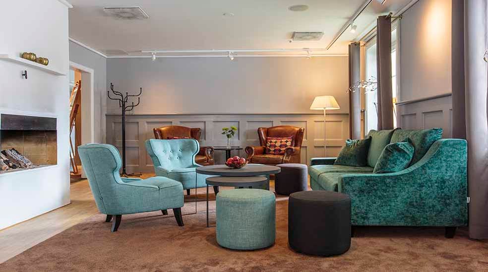 Lounge, oleskelualue ja takka Clarion Collection Hotel Uman -hotellissa, Uumajassa