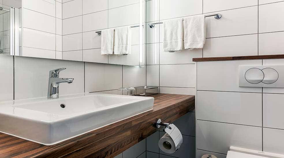 Kahden hengen Standard-huone kylpyhuone pesualtaalla Clarion Collection Hotel Victoria -hotellissa, Jönköpingissä