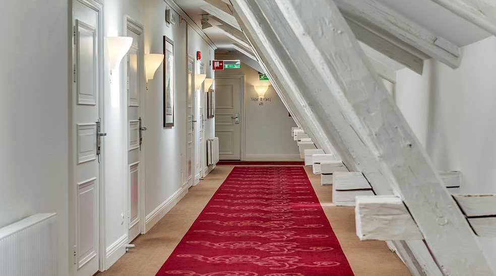 Käytävä punaisen maton kera Clarion Collection Hotel Victoria -hotellissa, Jönköpingissä