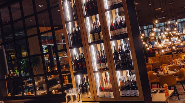 Viinikaappi viinien kera, osa Kitchen & Table -ravintolaa, Clarion Hotel Helsinki Airportissa