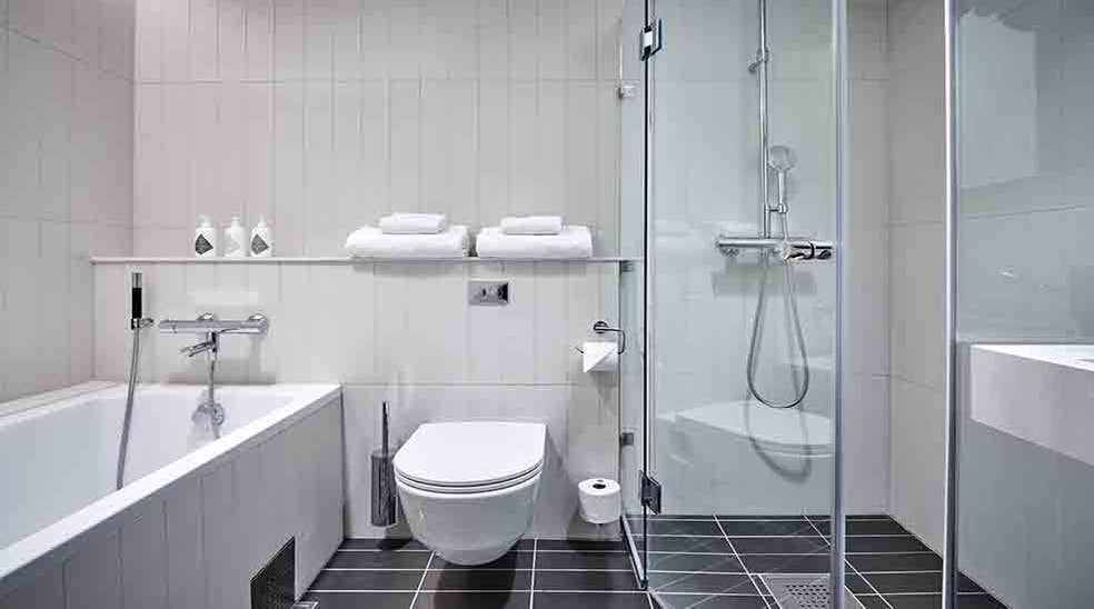 Tyylikäs kylpyhuone WC:n, suihkun ja kylpyammeen kera, Nordic Light Hotel -hotellissa, Tukholmassa