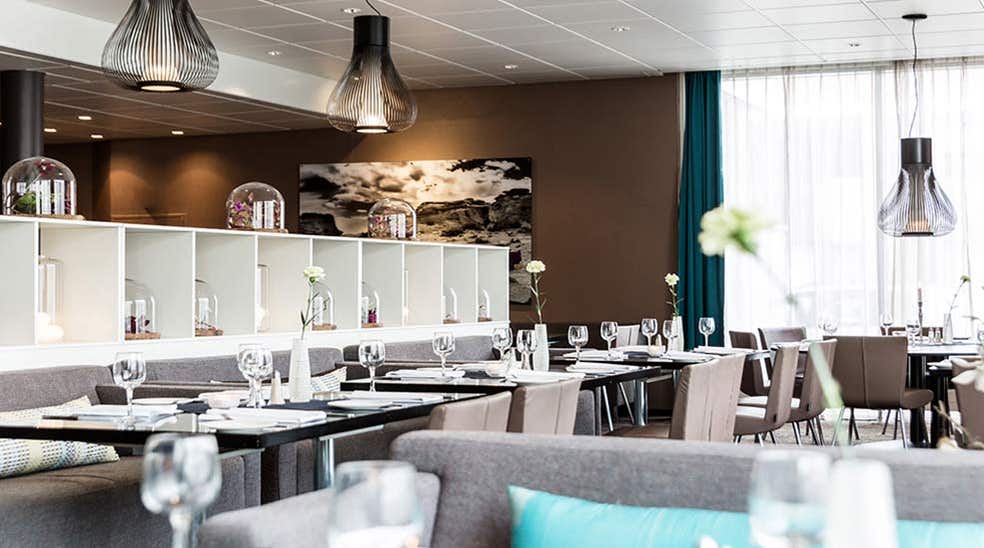 Ravintola sohvalla, tuoleilla, katetuilla pöydillä ja viinilaseilla, Quality Airport Hotel Værnes -hotellissa