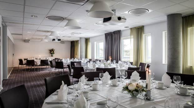 Saeverud-kokoustila katettujen pyöreiden pöytien kera Quality Hotel Edvard Griegissä, Bergenissä