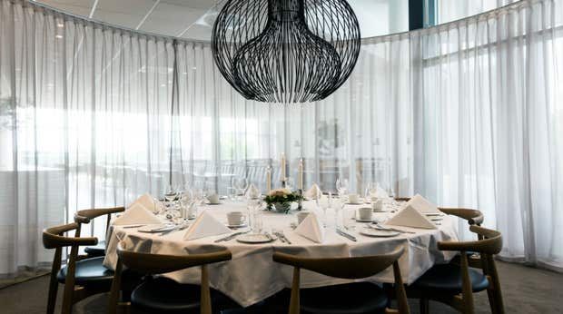 Ravintolan chambre separee, valaisimen ja katetun pyöreän pöydän kera, Quality Hotel Edvard Griegissä, Bergenissä