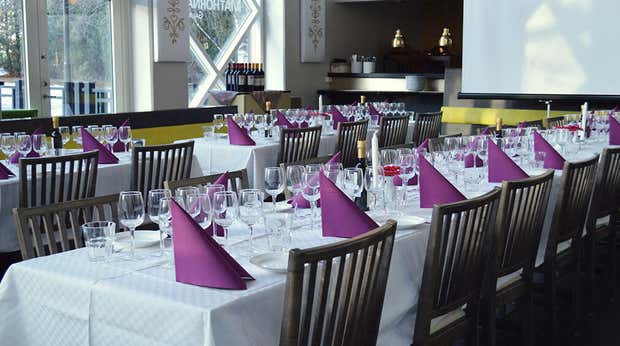 Illallista varten katetut pöydät Mathörnan-ravintolassa, Borlängen Quality Hotel Galaxenissa