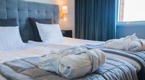 Sänky ja aamutakki kahden hengen Superior-huoneessa Quality Hotel Galaxenissa, Borlängessä