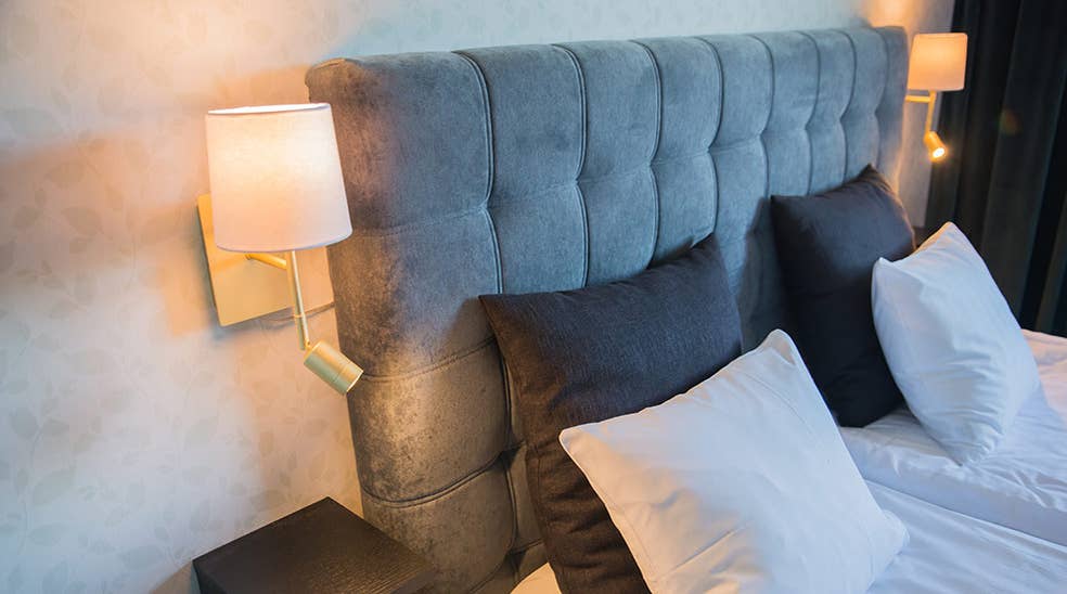 Sängynpääty ja yölamppu kahden hengen Superior-huoneessa Quality Hotel Galaxenissa, Borlängessä