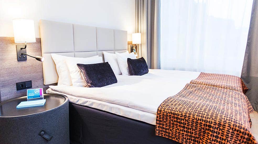 Kahden hengen Standard-huone parivuoteella, tyynyillä ja peitolla, Quality Hotel Winn Haninge -hotellissa